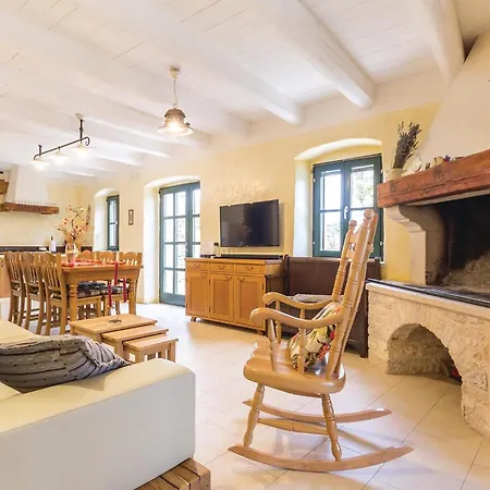 2 Bedroom Lovely In * Sisan