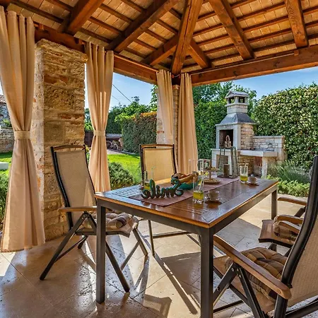 Сasa de vacaciones 2 Bedroom Lovely In